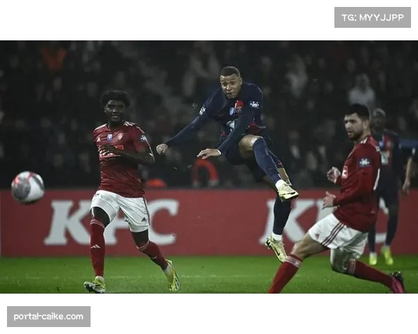 布雷斯特1-1战平兰斯,两队门将分别做出至少五次扑救,当选全场最佳